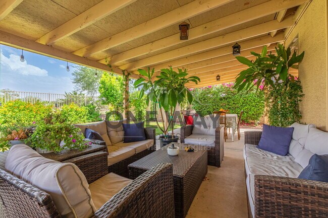 Building Photo - 543 S Wildrose