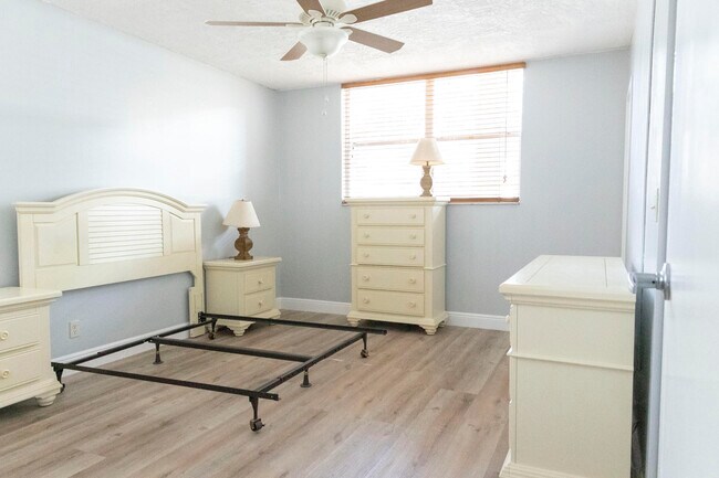 Building Photo - 2851 Somerset Dr