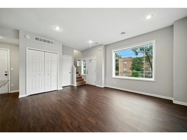 Building Photo - 600 W 32nd St