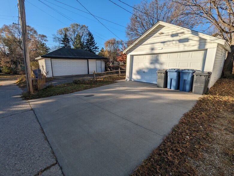 Off Street Parking - 1605 3rd St NE