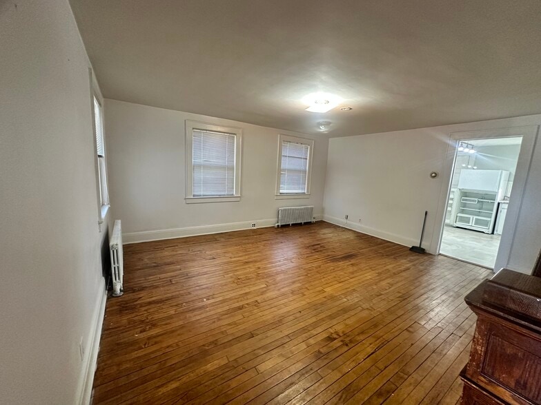 Building Photo - 1370 Raritan Rd