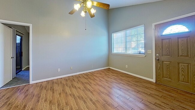 Building Photo - Great 3/2 patio home available now!