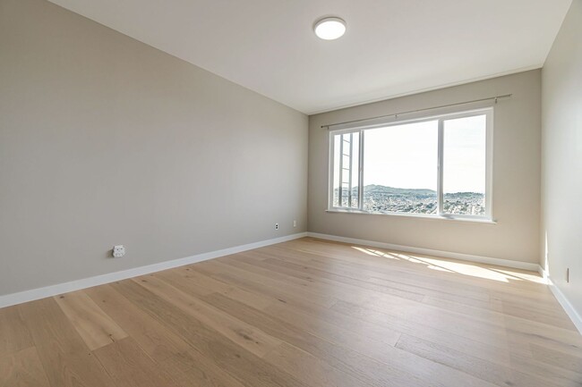Building Photo - Stunning Three Bedroom Home in Westwood Hi...