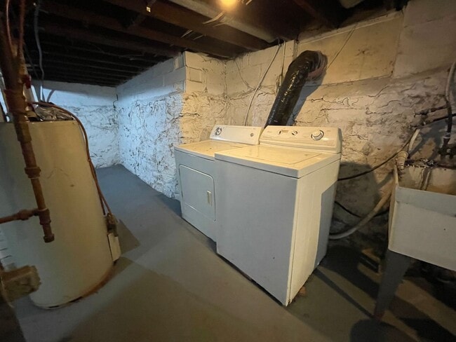 Building Photo - Great 2 bedroom plus den in a two-level ho...