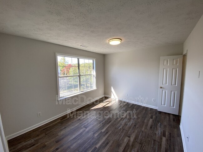 Building Photo - 105 Raquel Ct