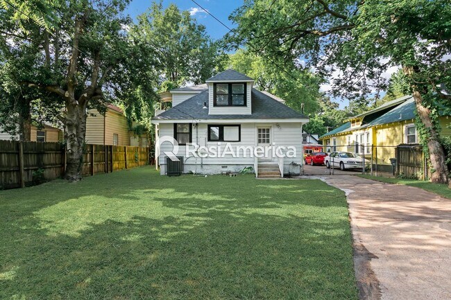 Building Photo - Newly Renovated 4/2 in Midtown!