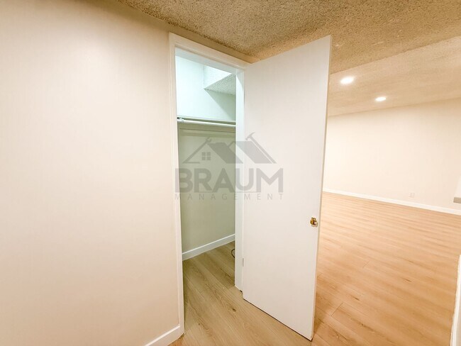 Building Photo - 6041 Whitsett Ave