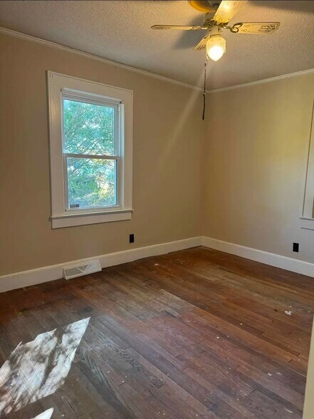 Building Photo - 305 Smith St