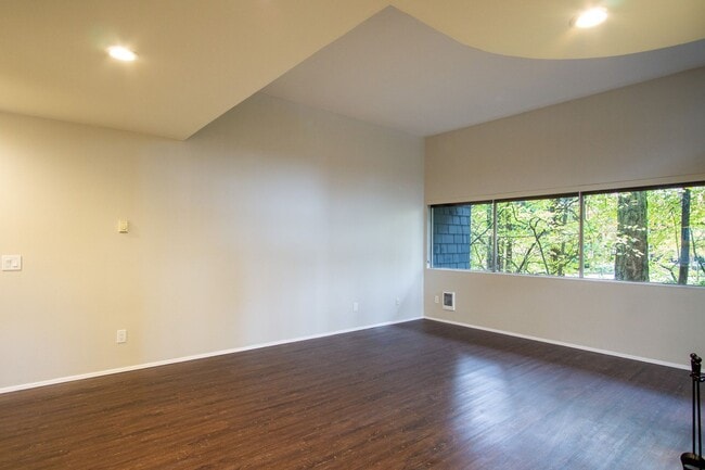 Building Photo - ONE MONTH FREE! Fantastic Lake Oswego 1Bdr w/Fireplace, Dishwasher, W/D & Patio!