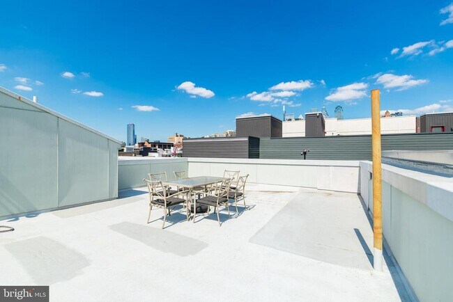 Building Photo - 1607 Catharine St
