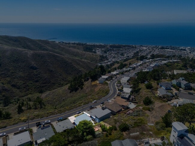 Building Photo - Pacific Ocean and Hillside Views