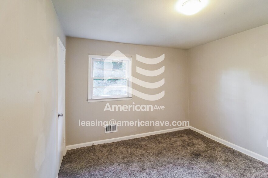 Building Photo - 215 Knodishall Dr