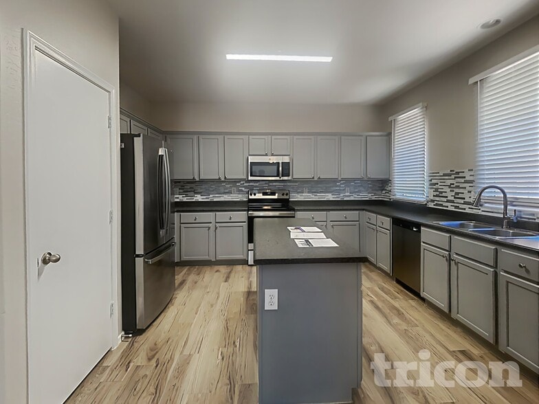 Building Photo - 3812 S 54th Glen