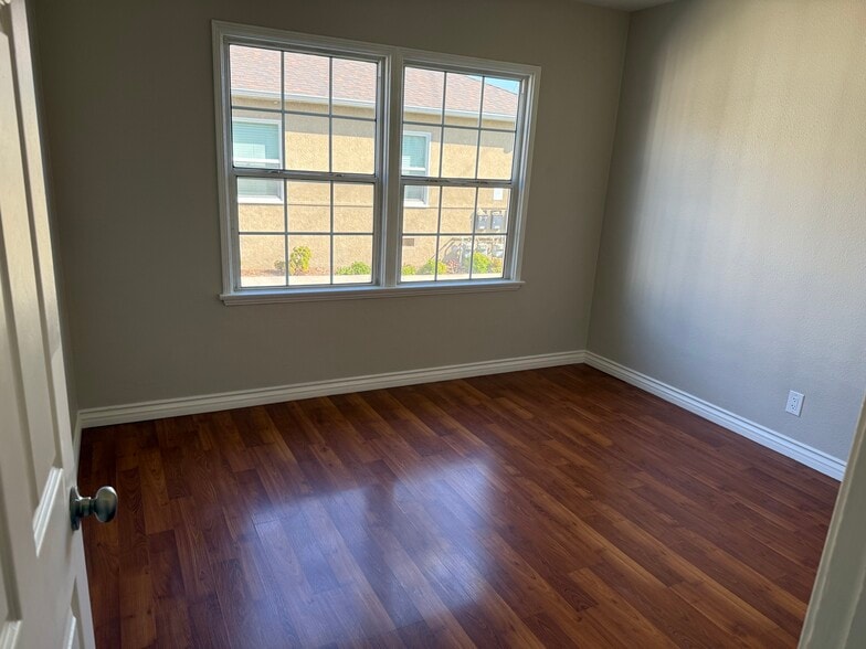 Building Photo - 1213 W Victory Blvd