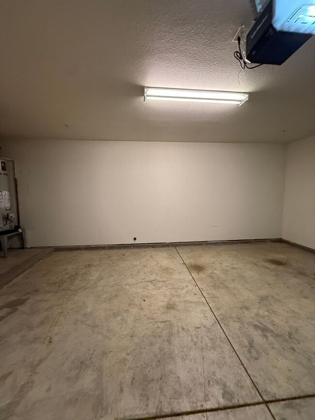 Building Photo - L41900