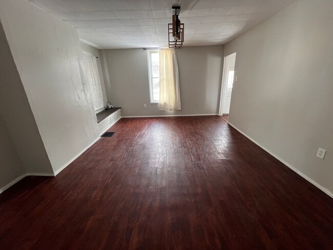 Building Photo - Spacious Home - 3 Bedroom 1 Bath - New Bri...