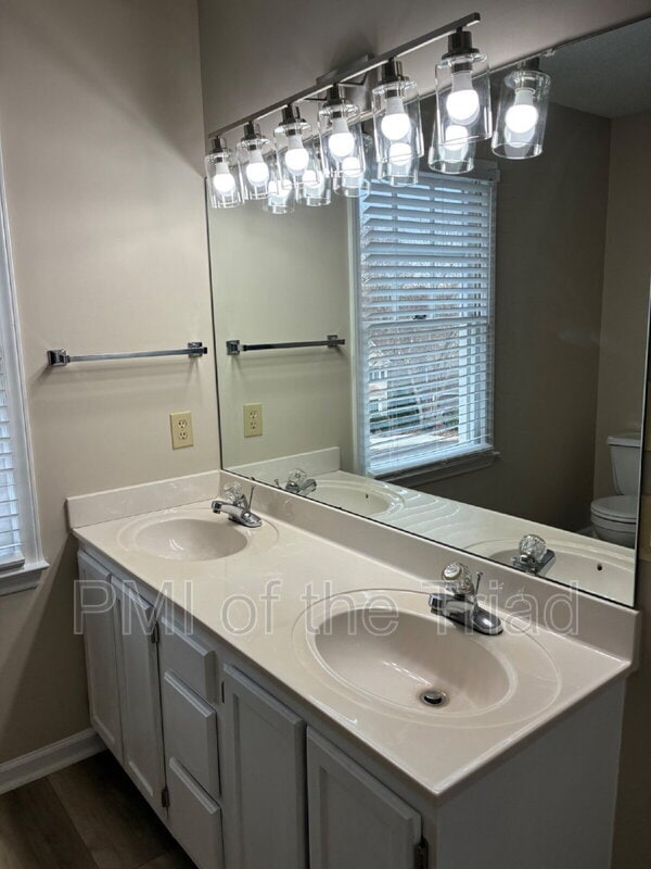 Building Photo - 10 Creekstone Ct