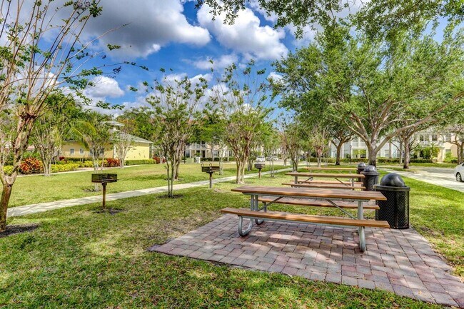 Building Photo - 225 Murcia Dr
