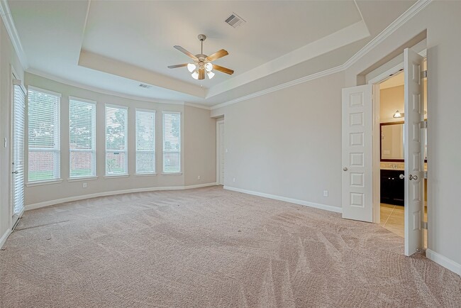 Building Photo - 25719 Oakwood Knoll Dr