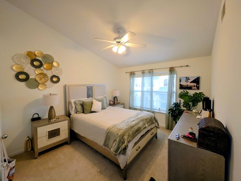 Main bedroom - 5908 Founders Hill Dr