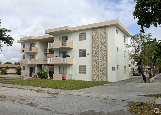 Primary Photo - Capri Apartments