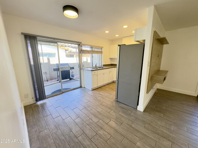 Building Photo - 1021 W Mission Ln