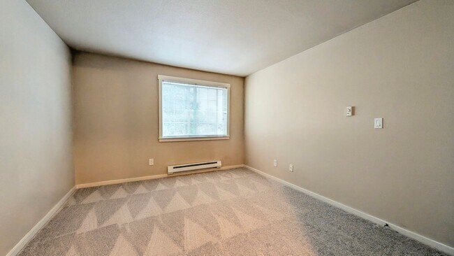 Building Photo - Spacious 2 Bedroom Condo in Gated Community with Pool