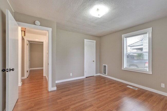 Building Photo - 2 bed 1 bath home in the heart of downtown Forest Grove