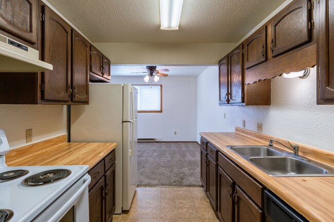 Fargo, ND Plumtree Apartments | Kitchen - Plumtree