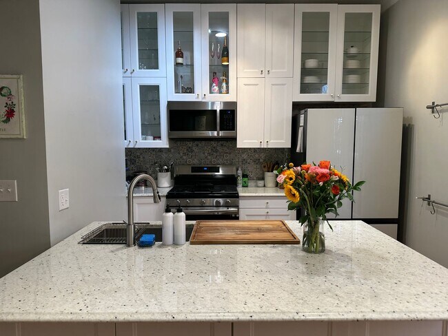 Building Photo - 2 Bedroom 1.5 Bath Condo in Shaw Neighborhood, Backyard, Recently Renovated, Fabulous Modern Feat...