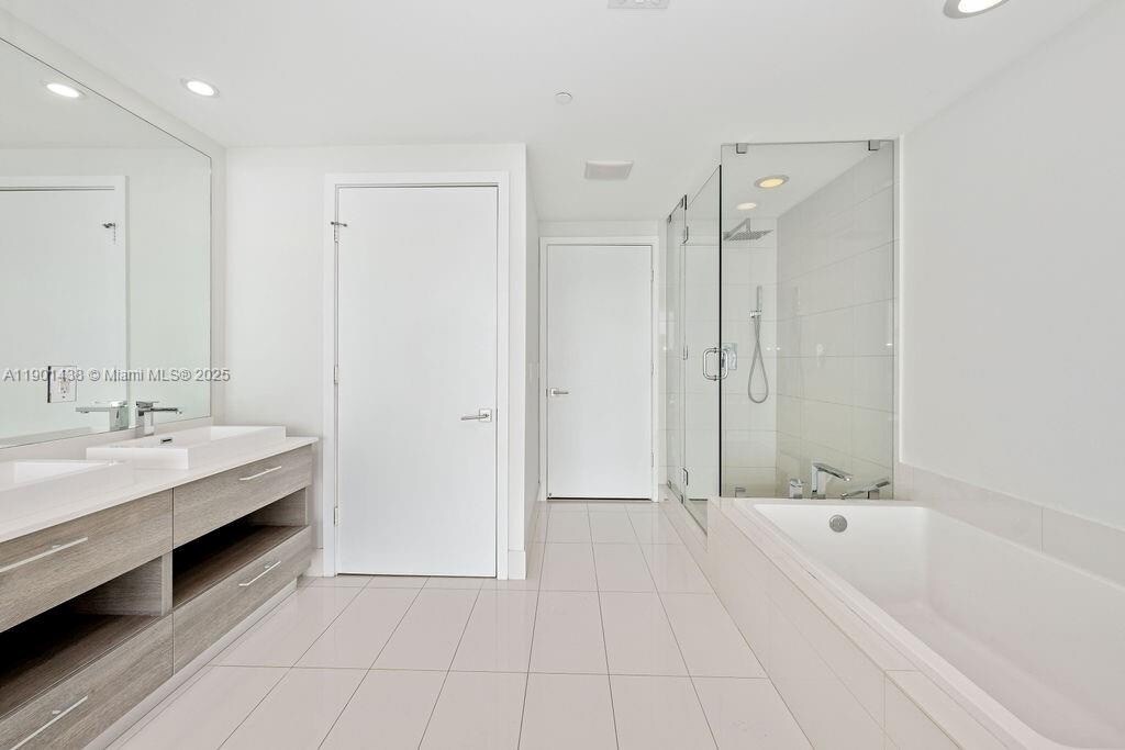 Building Photo - 650 NE 32nd St