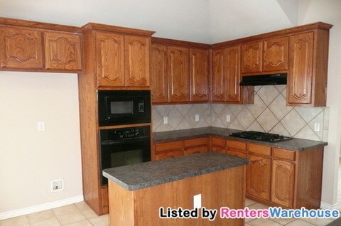 Building Photo - MOVE IN SPECIAL! $500 off First months ren...
