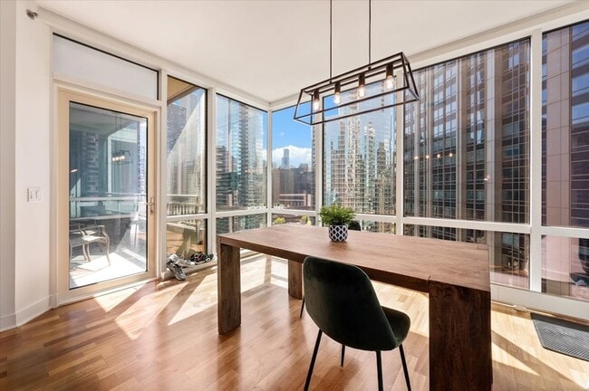 Building Photo - 505 N McClurg Ct