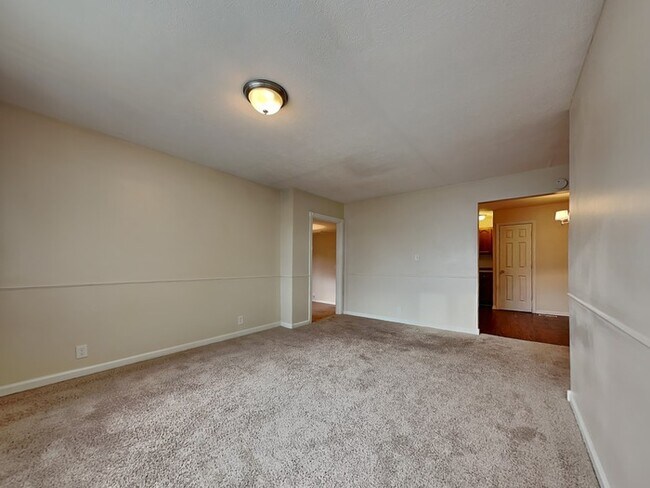 Building Photo - 4 bed 2 bath in Fishers!