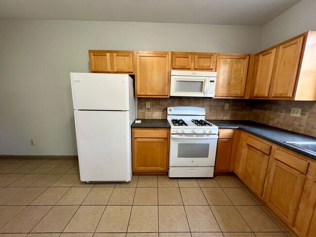 Building Photo - Stunning 6-Bedroom Townhome Steps Away from Temple! Available NOW! RENT SPECIAL - One Month FREE ...