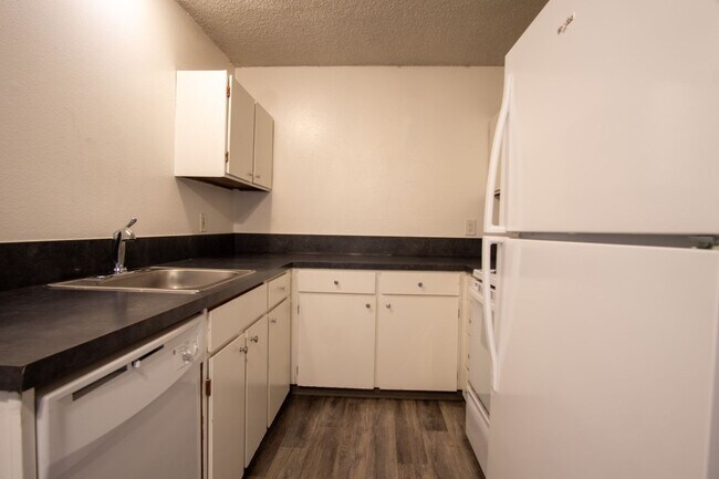 Building Photo - Nicely Renovated One Bedroom Near OHSU Available Now!