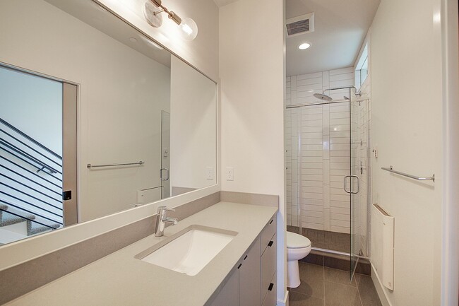 Building Photo - 3Bd/1.5Ba Seattle Townhouse