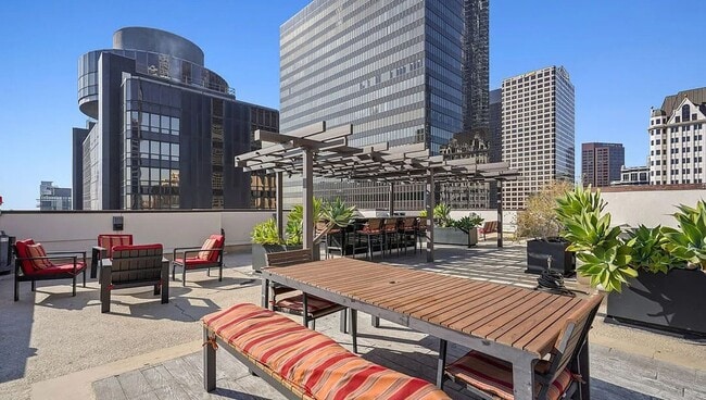 Building Photo - High-End Two-Story 1BD/1BA Loft in Downtown LA! *$500.00 Off One Month's Rent Move In Special!*