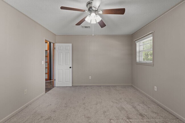 Building Photo - 3 bedrooms 2 bathroom