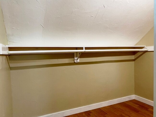 Building Photo - Updated 2 Bedroom