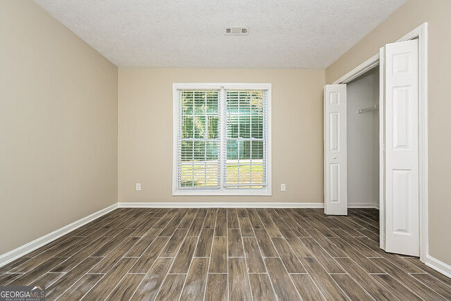 Building Photo - 402 Hawthorne Cir