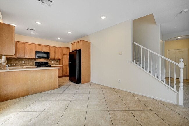 Building Photo - *MOUNTAINS EDGE 3 BED 2.5 BATH * COMMUNITY POOL, FITNESS CENTER, AND SPA *