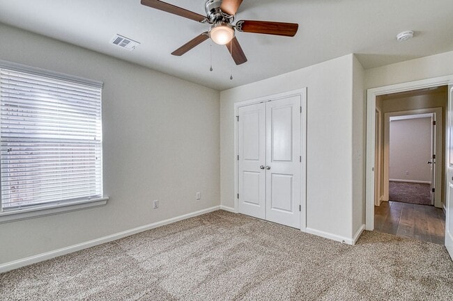 Building Photo - Four bedroom in Stone Lake!