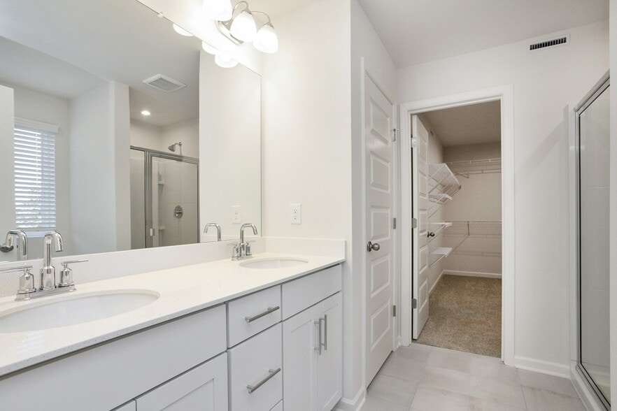 Building Photo - 5370 Bellflower Hls