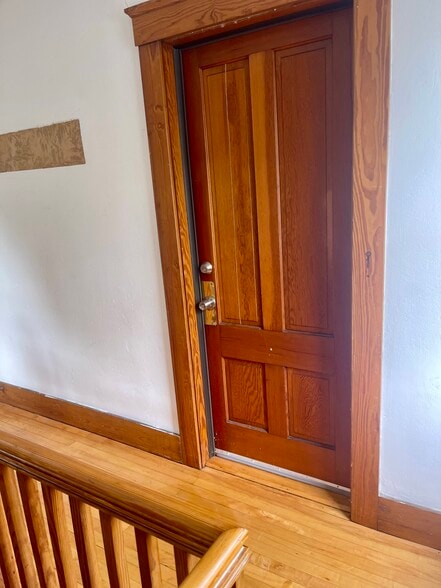 main entrance door 2 - 348 Rollstone St
