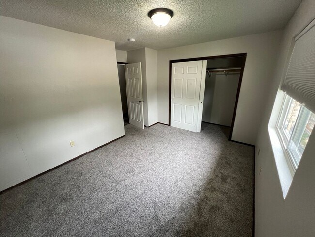 Building Photo - 3 bedroom apartment-NW Ames close to Sawyer Elementary-no pet fees