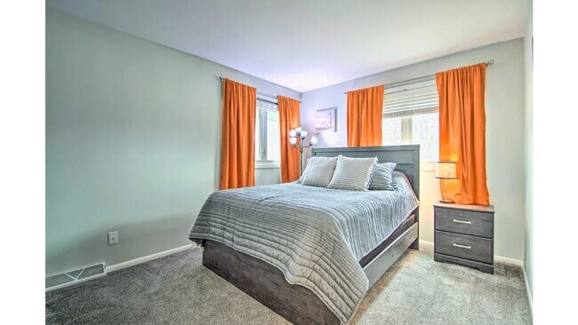 Building Photo - Beautiful Home at Silver Lake