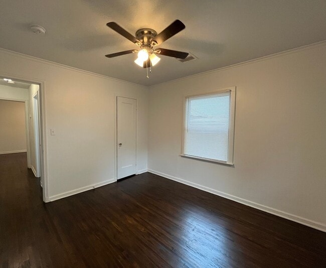 Building Photo - Adorable 2 bedroom 1 bathroom home with a garage!