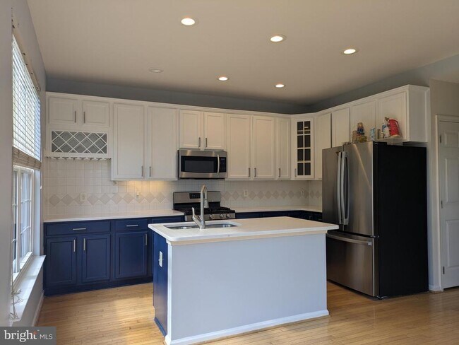 Building Photo - 21785 Brondesbury Park Terrace