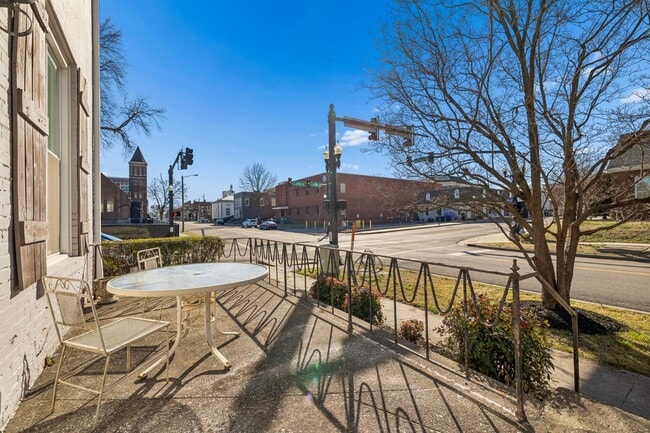 Building Photo - 302 N Church St